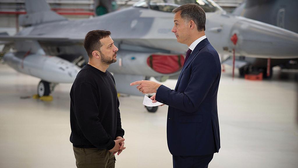 Ukrainian President Volodymyr Zelenskyy (left) and Belgian Prime Minister Alexander De Croo